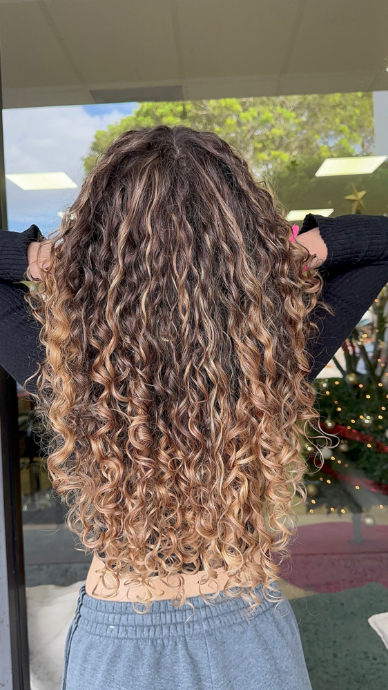 Curly Haircut & Difusser at ManesbyMariana in Miam, FL