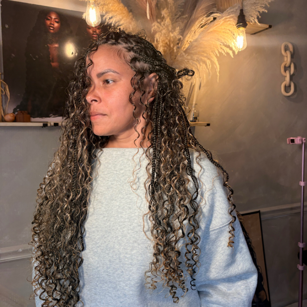 ℳℯ𝒹𝒾𝓊𝓂 ℬℴ𝒽ℴ Knotless Braids at Apple Hair Braiding in New Haven, CT