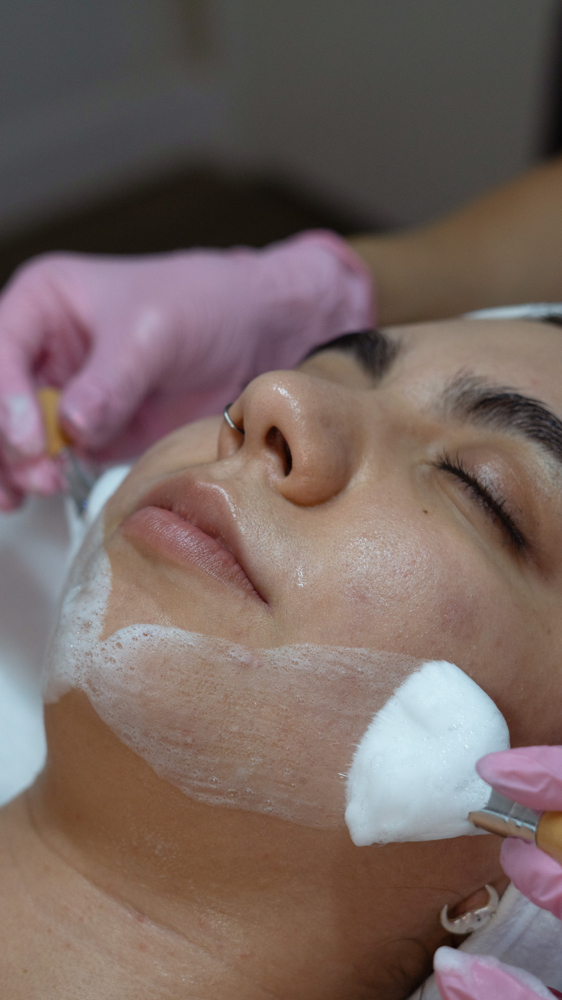 Peachy Glow Facial•Dermaplane🌿