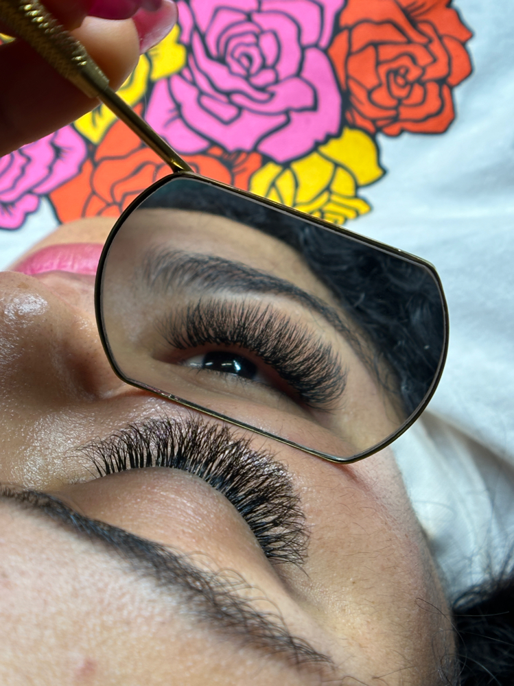 Extension de Pestañas Hibridas at Saya Style in Austin, TX