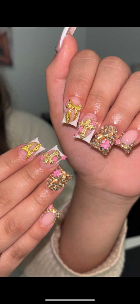 Short acrylic nails