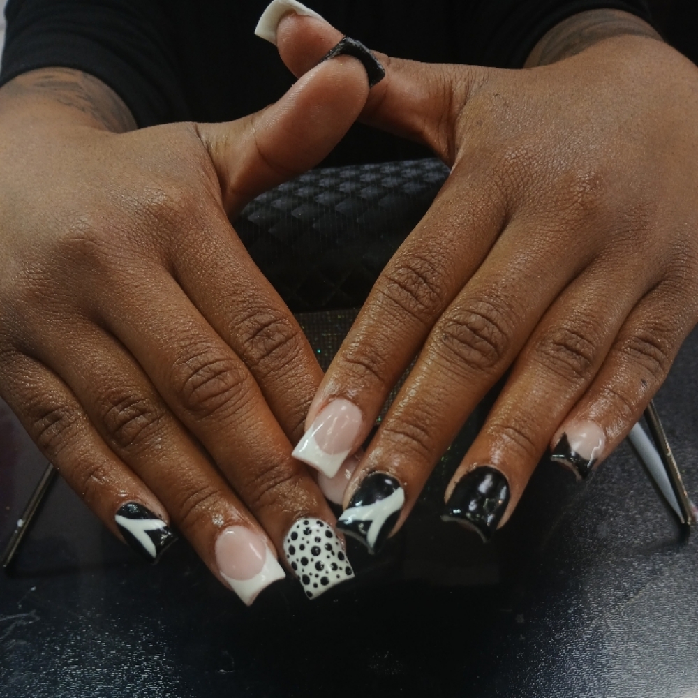 Short at Nailzby_yanna in Joliet, IL