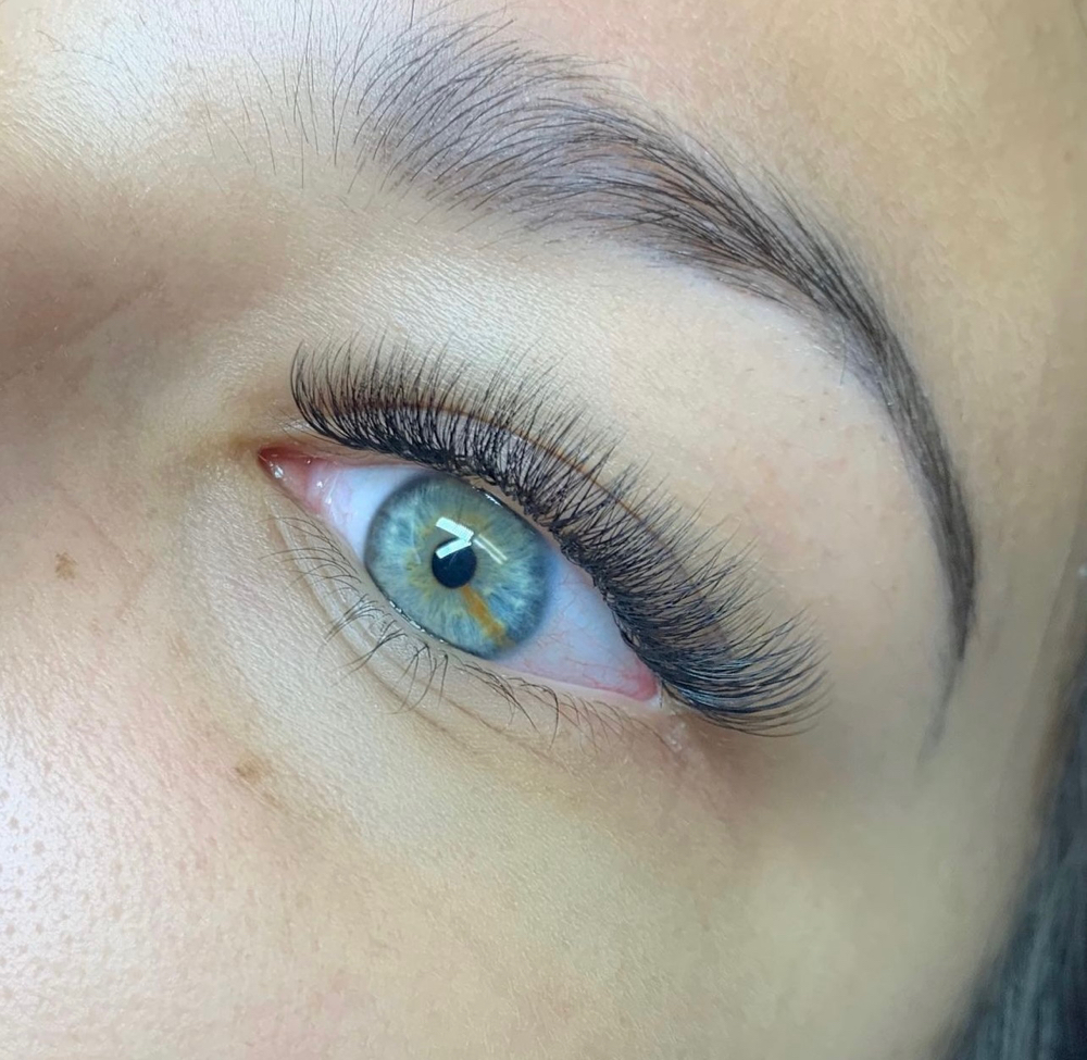 NATURAL VOLUME LASH EXTENSIONS