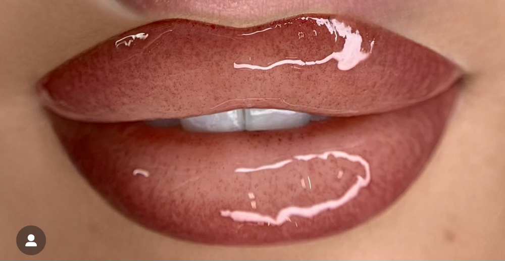 Signature Ombre Lip Blush Model