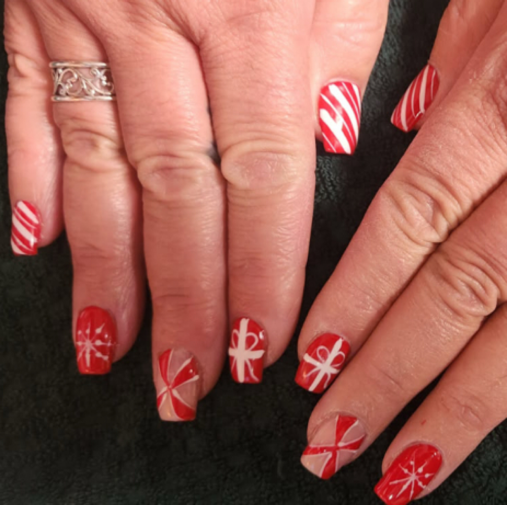 Dip Nails/Hybrid at Double R beauty bar in Sandusky, OH