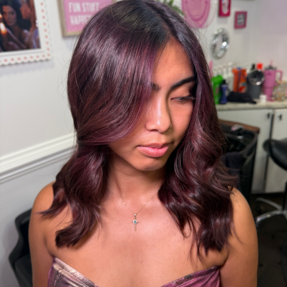 Gloss at 𝘊𝘳𝘦𝘢𝘵𝘪𝘷𝘦 𝘏𝘢𝘪𝘳 𝘚𝘵𝘶𝘥𝘪𝘰 in Wilmington, NC