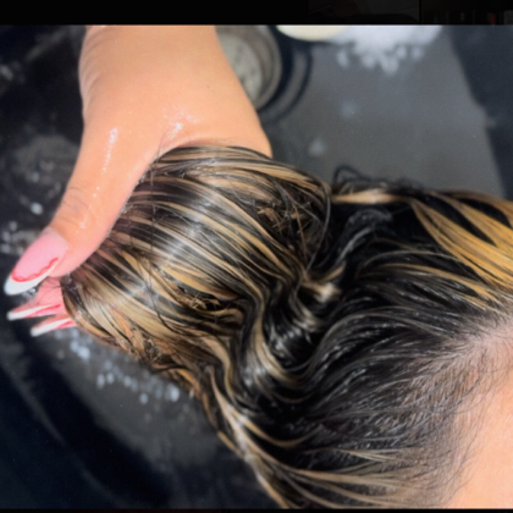 Wash & Blow Dry at Sinhoui Emporium in Chula Vista, CA