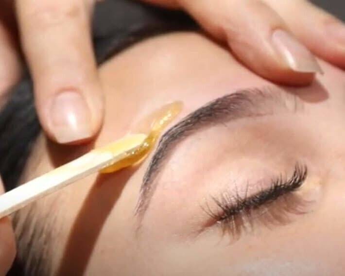 BROWS SHAPING WITH WAX