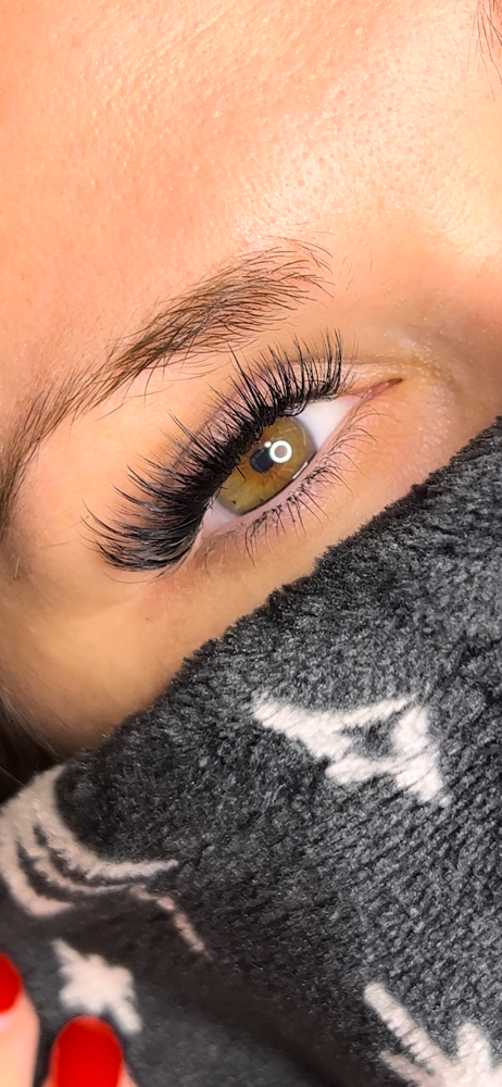 Basic Hybrid/wispy lashes at Lunacy Lashes in Bakersfield, CA