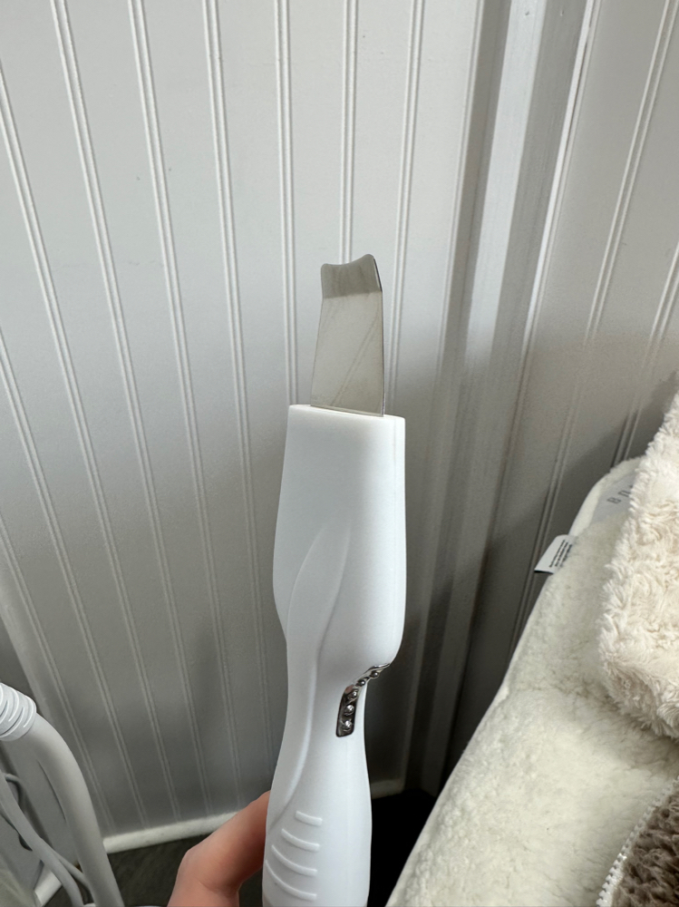 Ultrasonic skin scrubber