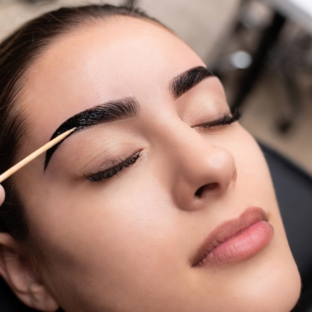 Brow Wax And Tint at Dynamic Shears in Bolingbrook, IL