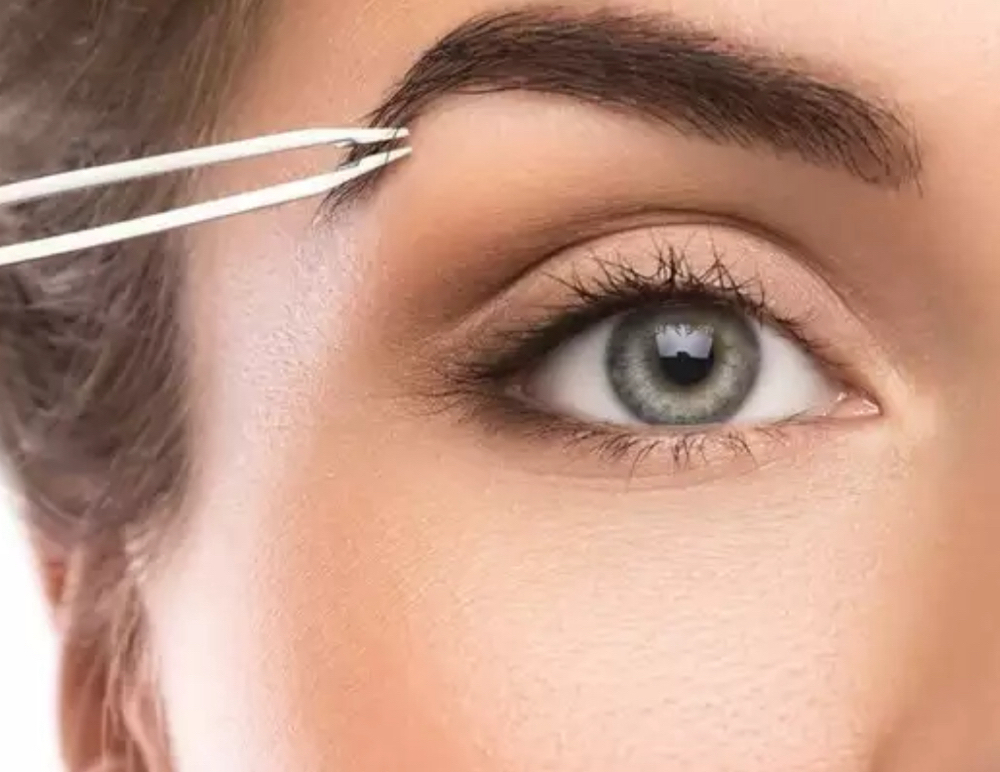 Eye Brow Wax Or Tweeze