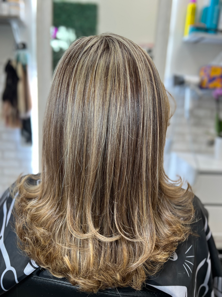 Parcial Highlights/Mechas Parciales at VOCÊ  BEAUTY  SALON in Northridge, CA
