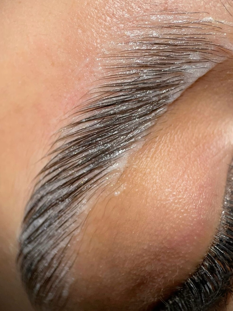 Laminado De Cejas at Cueva Serena Beauty Lounge in Caguas, PR