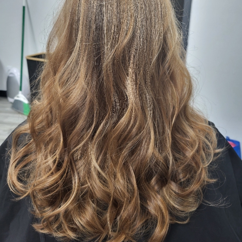 Full High/Lowlights Long Hair (13+) at Creative Cuts & Styles Mobile Hair Stylist in Nixa, MO