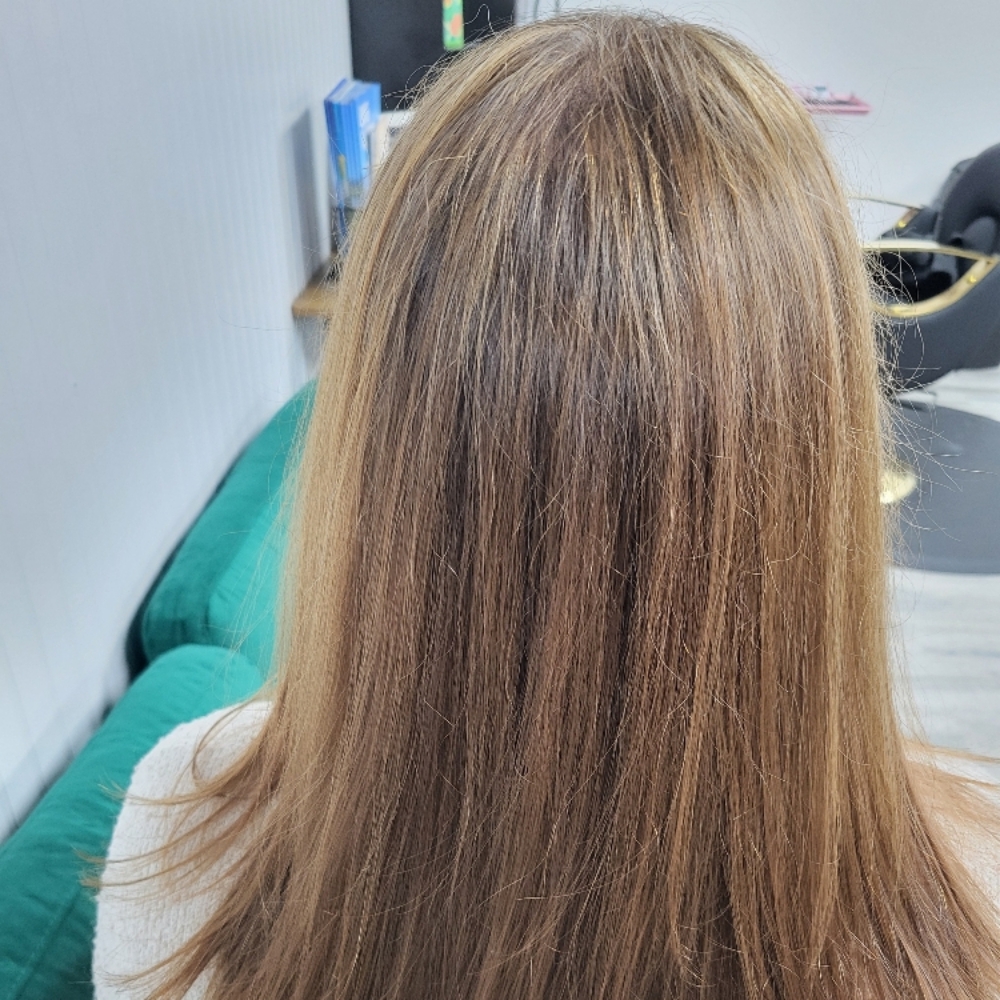 Full High/Lowlights Long Hair (13+) at Creative Cuts & Styles in Springfield, MO