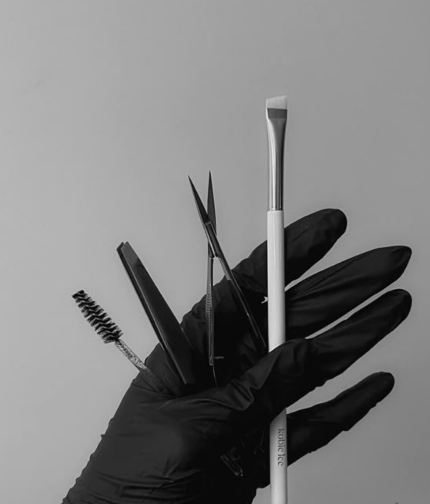 Brow Sculpting (Brow Mapping + Wax)