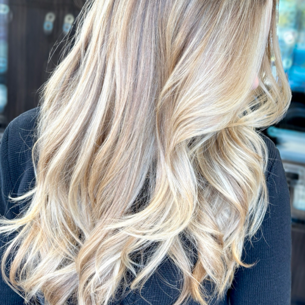 TRANSFORMATIVE BLONDING at TREND LAB Salon & Education in San Antonio, TX