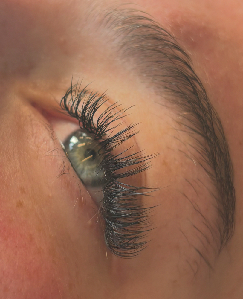 Lash Extensions: Hybrid