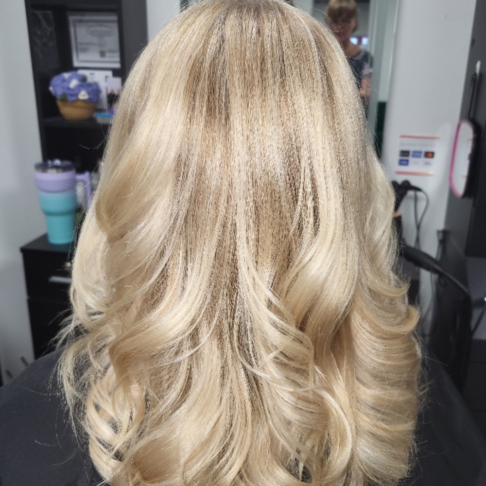 Seniors Full High/Lowlights Long at Creative Cuts & Styles Mobile Hair Stylist in Nixa, MO