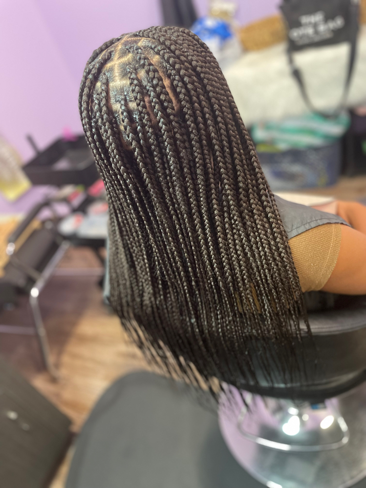 Med. Knotless Braids at Thahairtherapist in Houston, TX