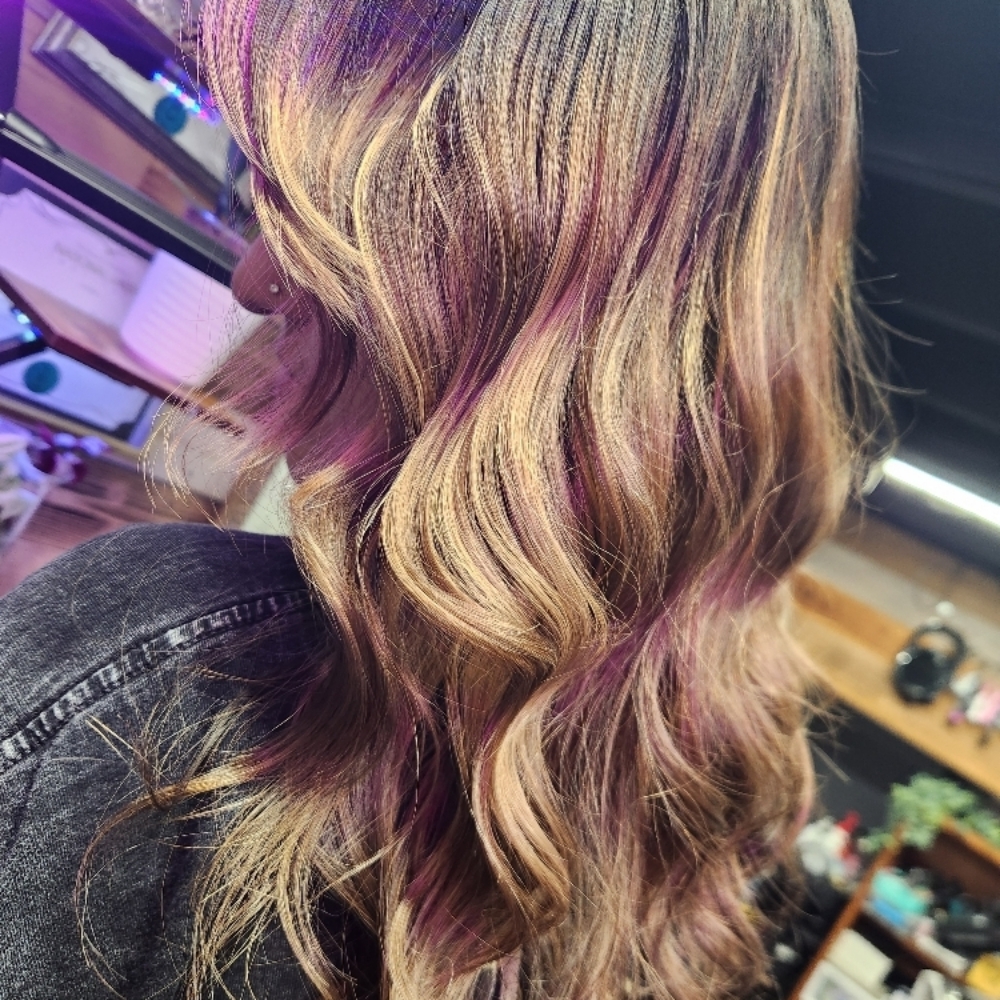 Retouch Solid Color W/ Blowout at Noemi Vazquez del mercado in Kenosha, WI
