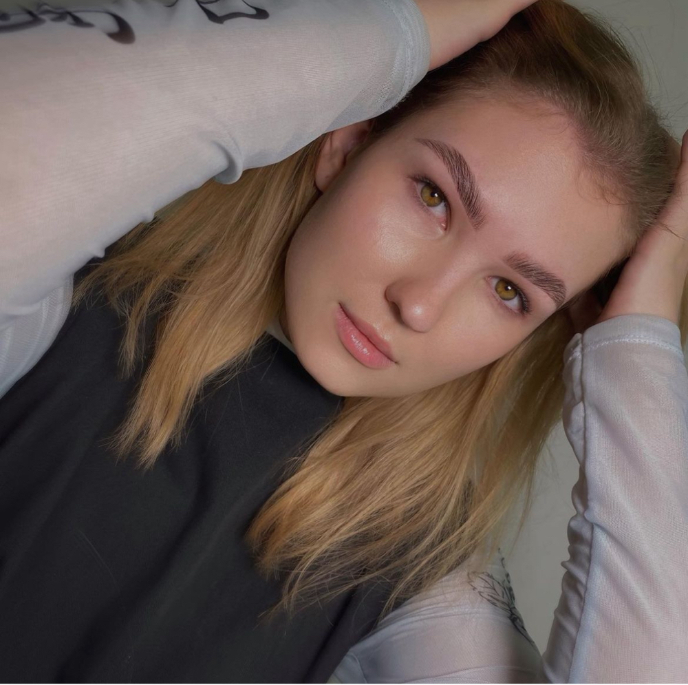 Eyebrow tinting with paint