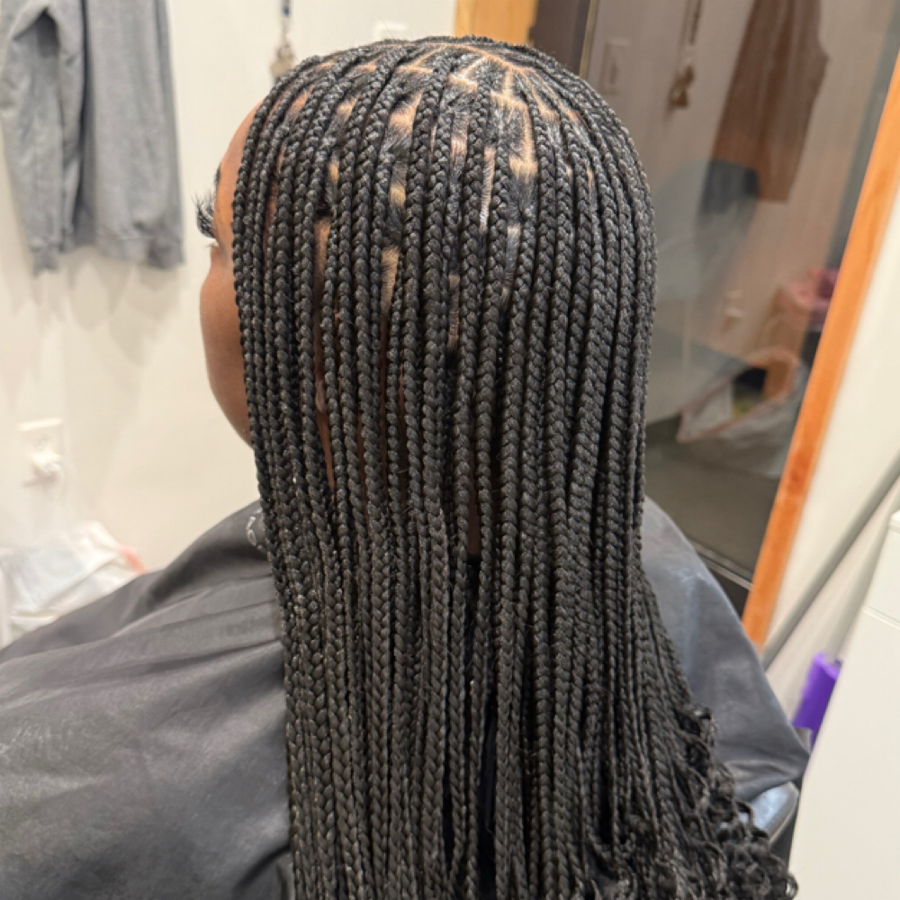 Medium Knottless at Radiant Beautyy in Memphis, TN