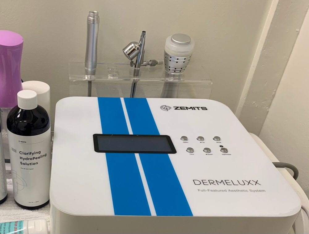 DERMELUXX  HYDRAfacial