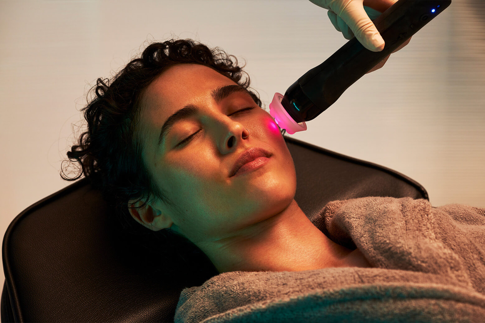 Glo2 Facial + Neck + Décolleté