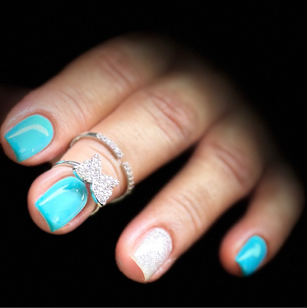 Manicura en gel | Gel manicure at Confident Foot Care by Aracely Xicara in Huntington Park, CA