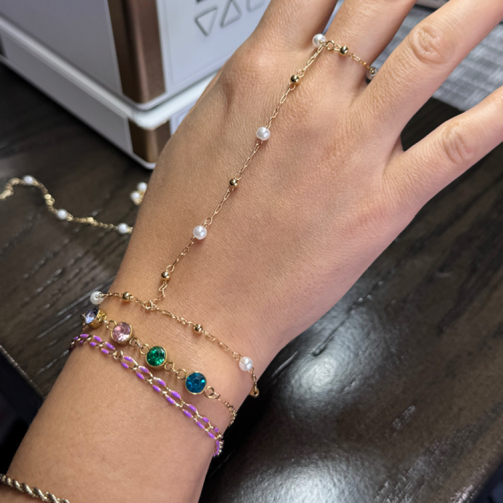 šŖ©SILVER HAND CHAIN at Hola Lashes in Bradley, IL