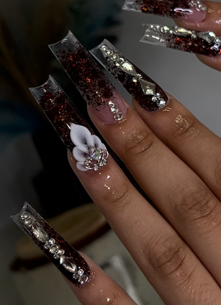 XL with nail art
