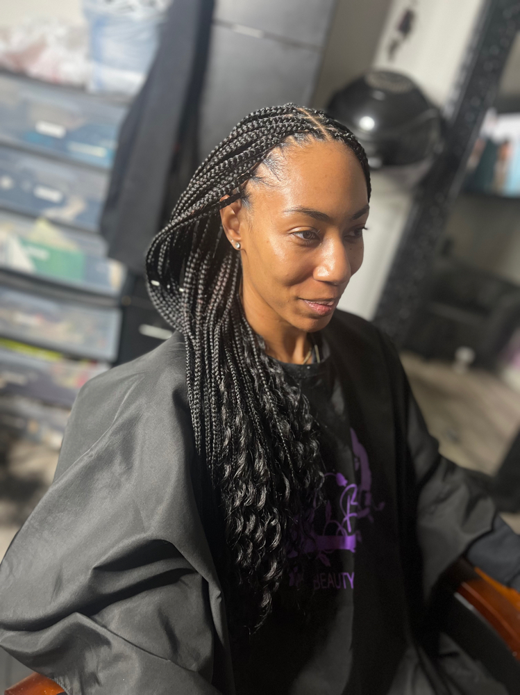 Smedium Goddess Knotless(Synthetic) at Blissfully Braiding Beauty Bar in Overland Park, KS