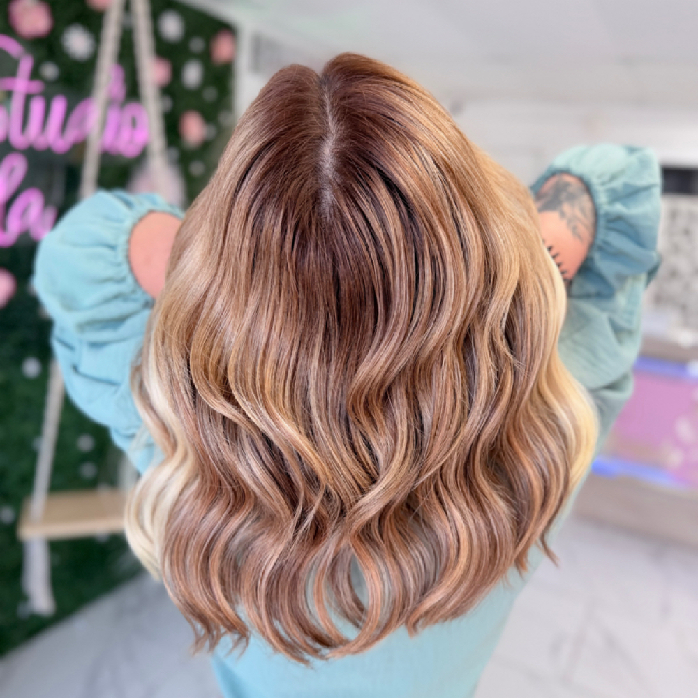 Diseños de color at Mariela Hair Studio in Highlands, TX