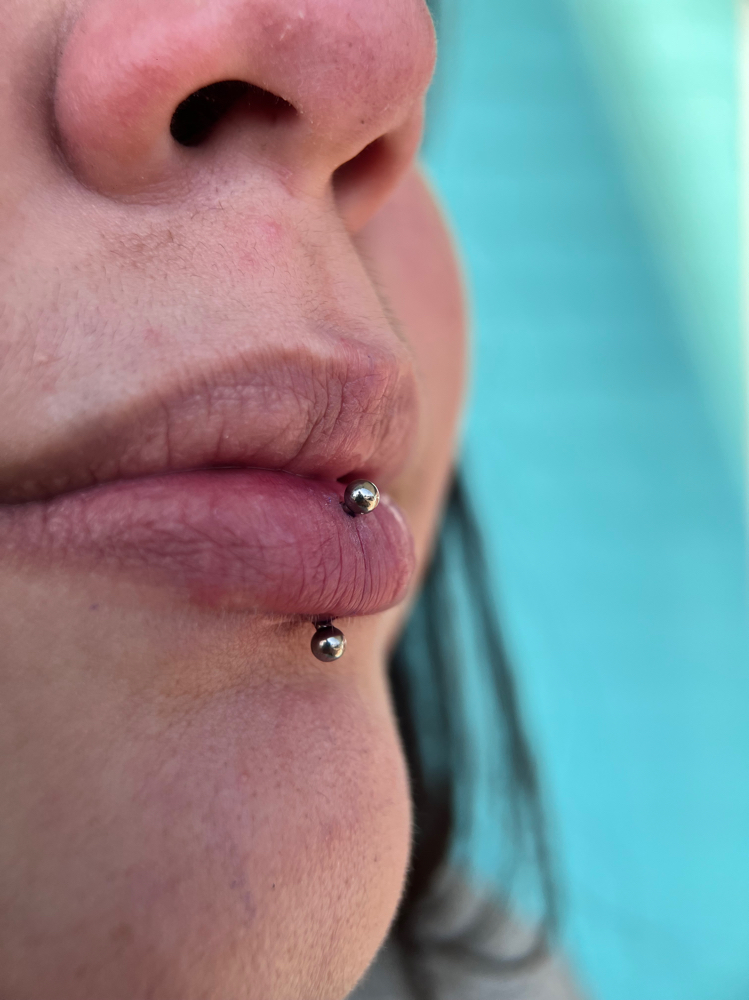 vertical labret