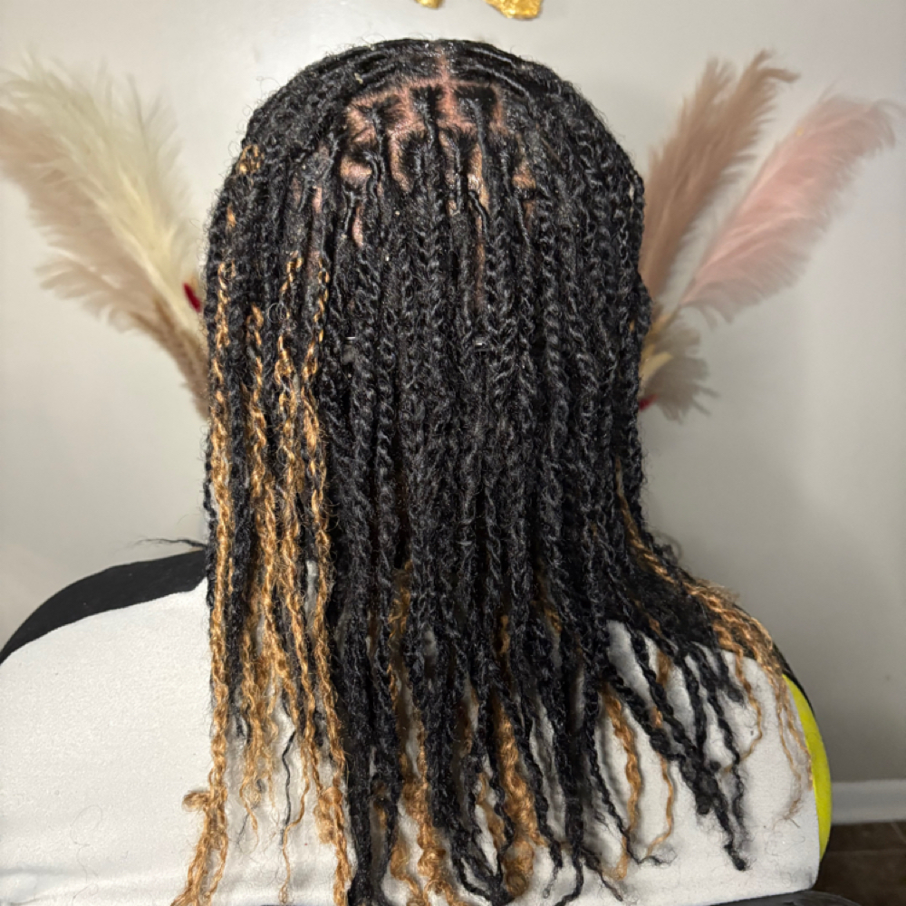 59 locs or less, up to shoulder len at 𝐀𝐧𝐨𝐢𝐧𝐭𝐞𝐝 𝐋𝐨𝐜𝐬™ 𝐓𝐫𝐢𝐜𝐡𝐨𝐥𝐨𝐠𝐲 𝐒𝐭𝐮𝐝𝐢𝐨𝐬 in Chicago, IL