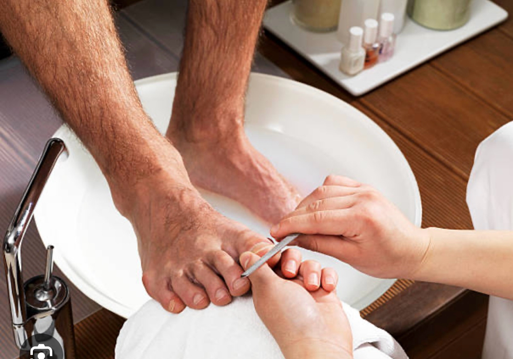 Men’s Delux Pedicure With Hot Stone