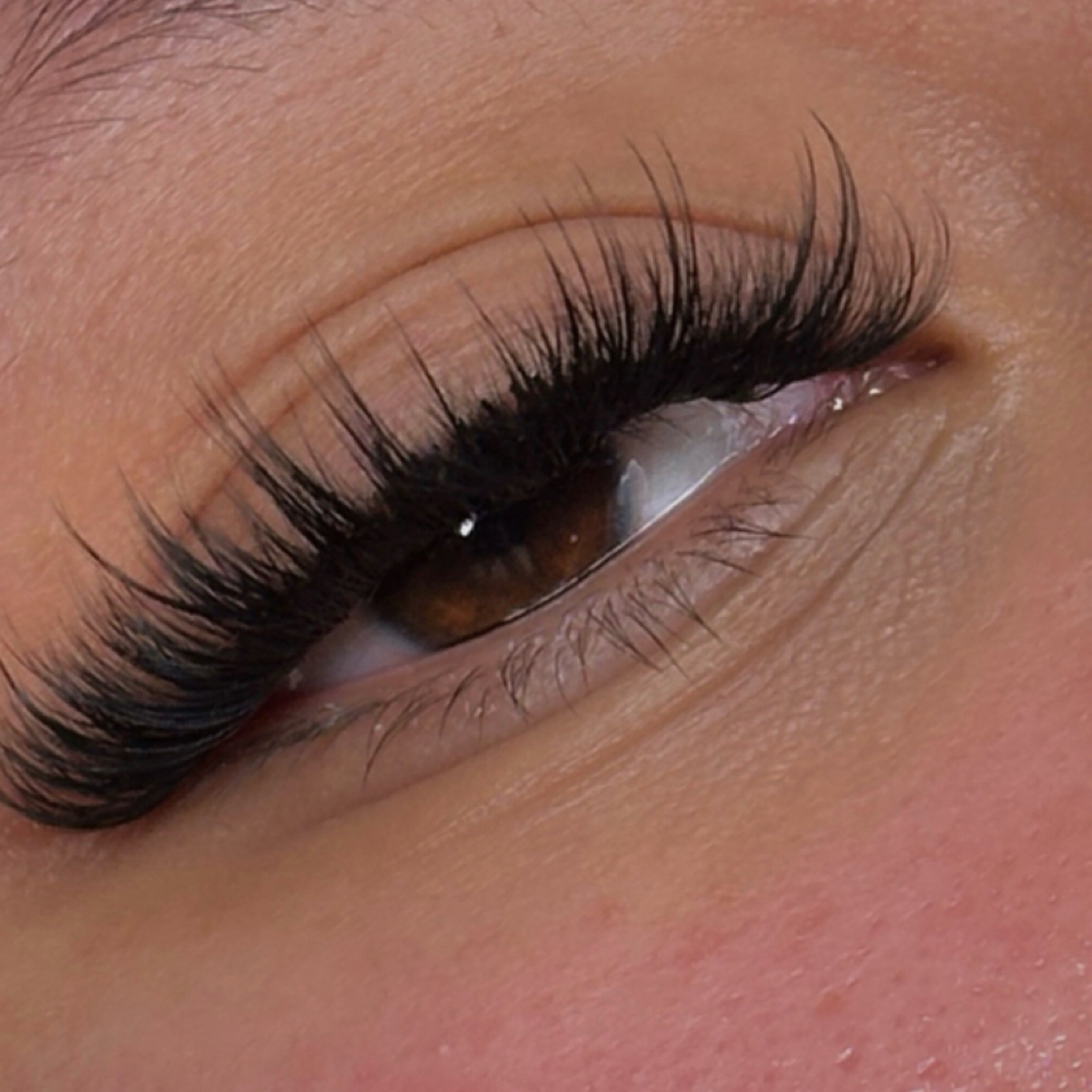 𝐖𝐢𝐬𝐩𝐲 𝐇𝐲𝐛𝐫𝐢𝐝 𝐋𝐚𝐬𝐡 at LASHESXMK in Rockford, IL