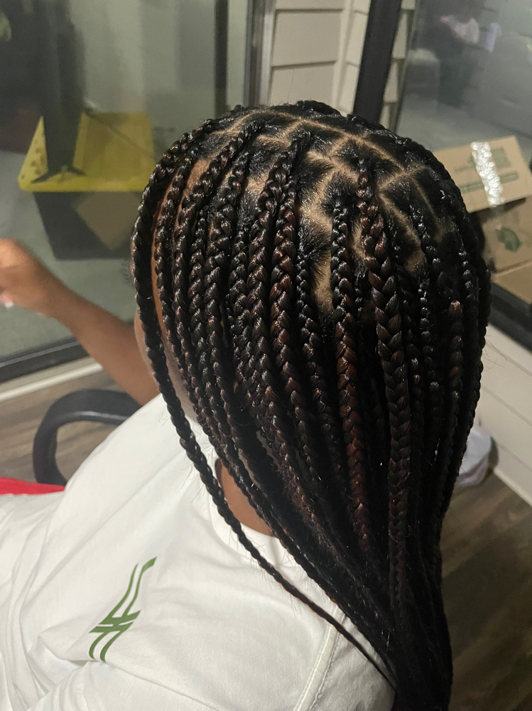 W0MEN KNOTLESS BRAIDS
