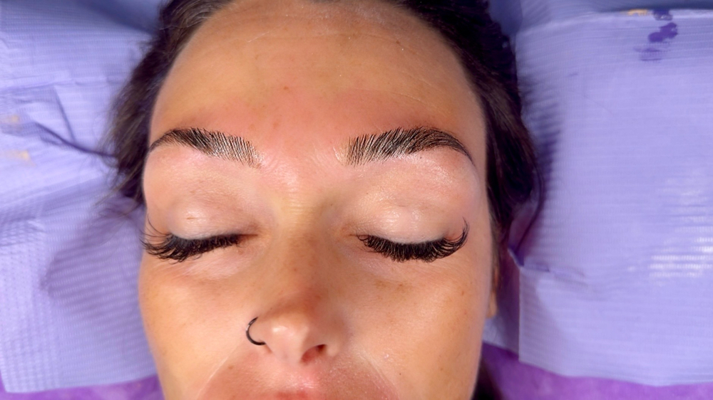Eyebrow waxing & trim