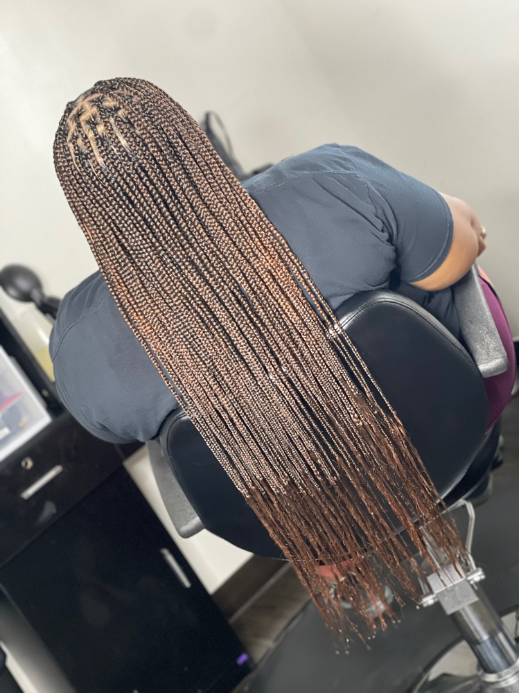 Knotless Braids (Medium Sized)