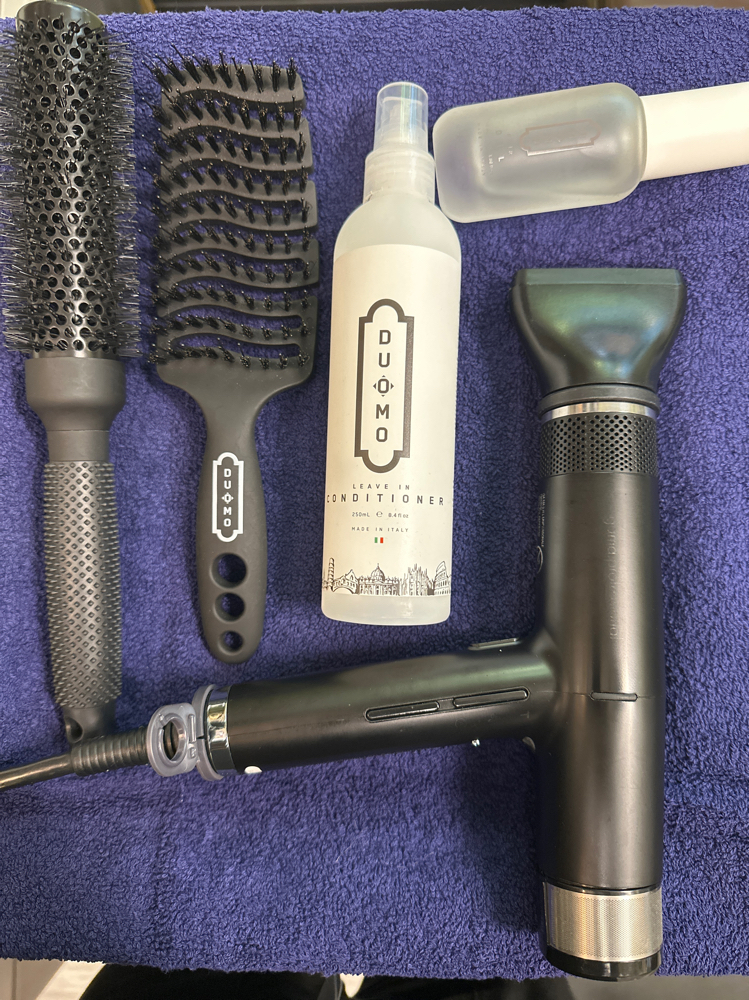 Shampoo + blow-dry style