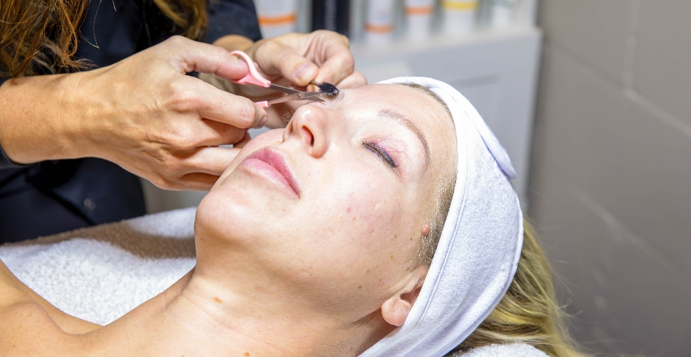 Brow Sculpting (tweezing only)
