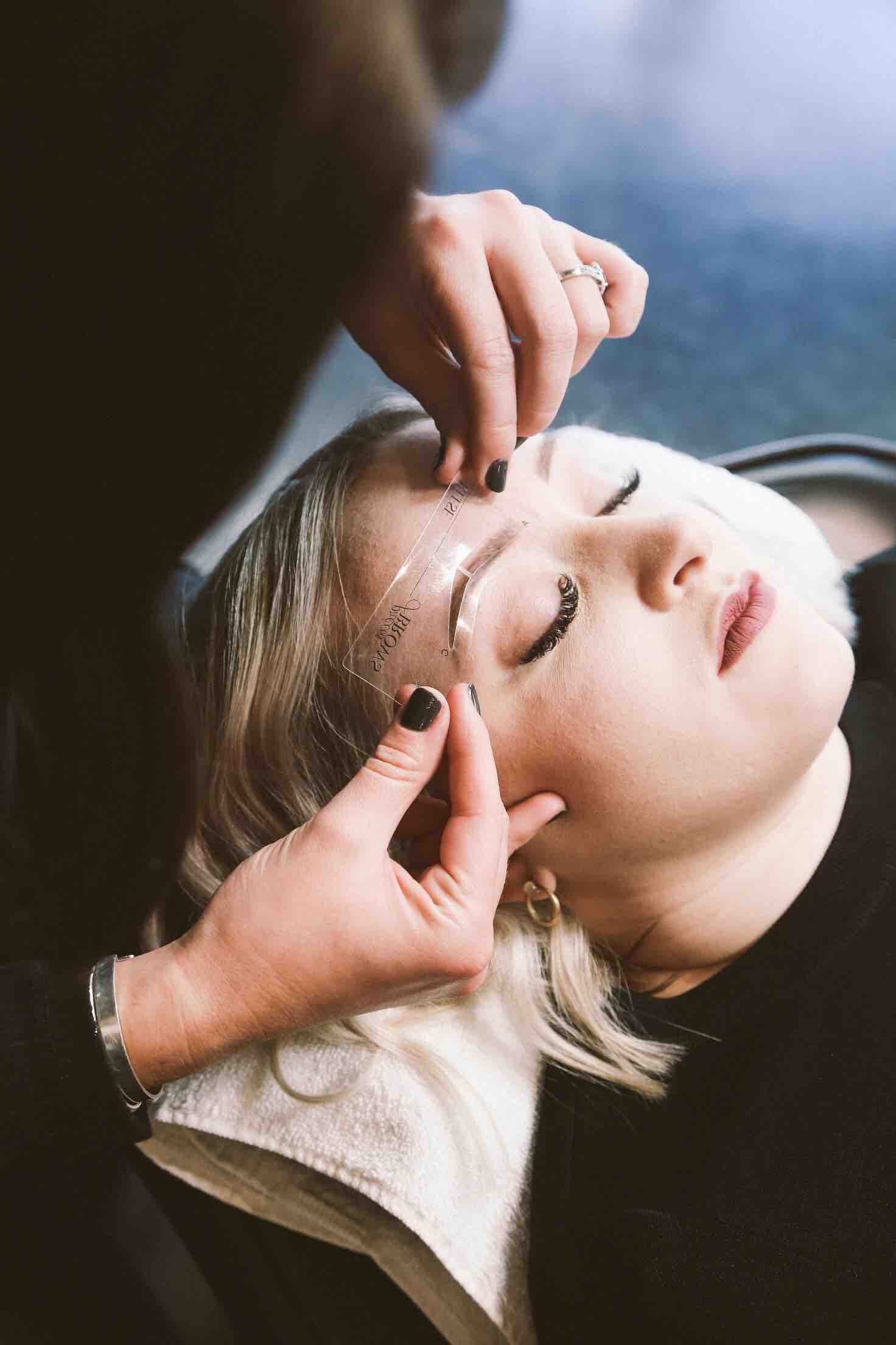 Brow Wax/Shaping & Lip Wax