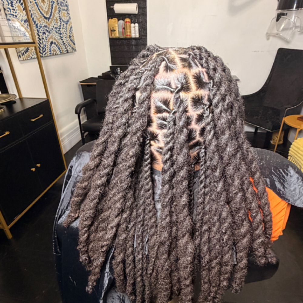 Past Shoulders-Midback Retwist at Lifestyle Locs in Trotwood, OH