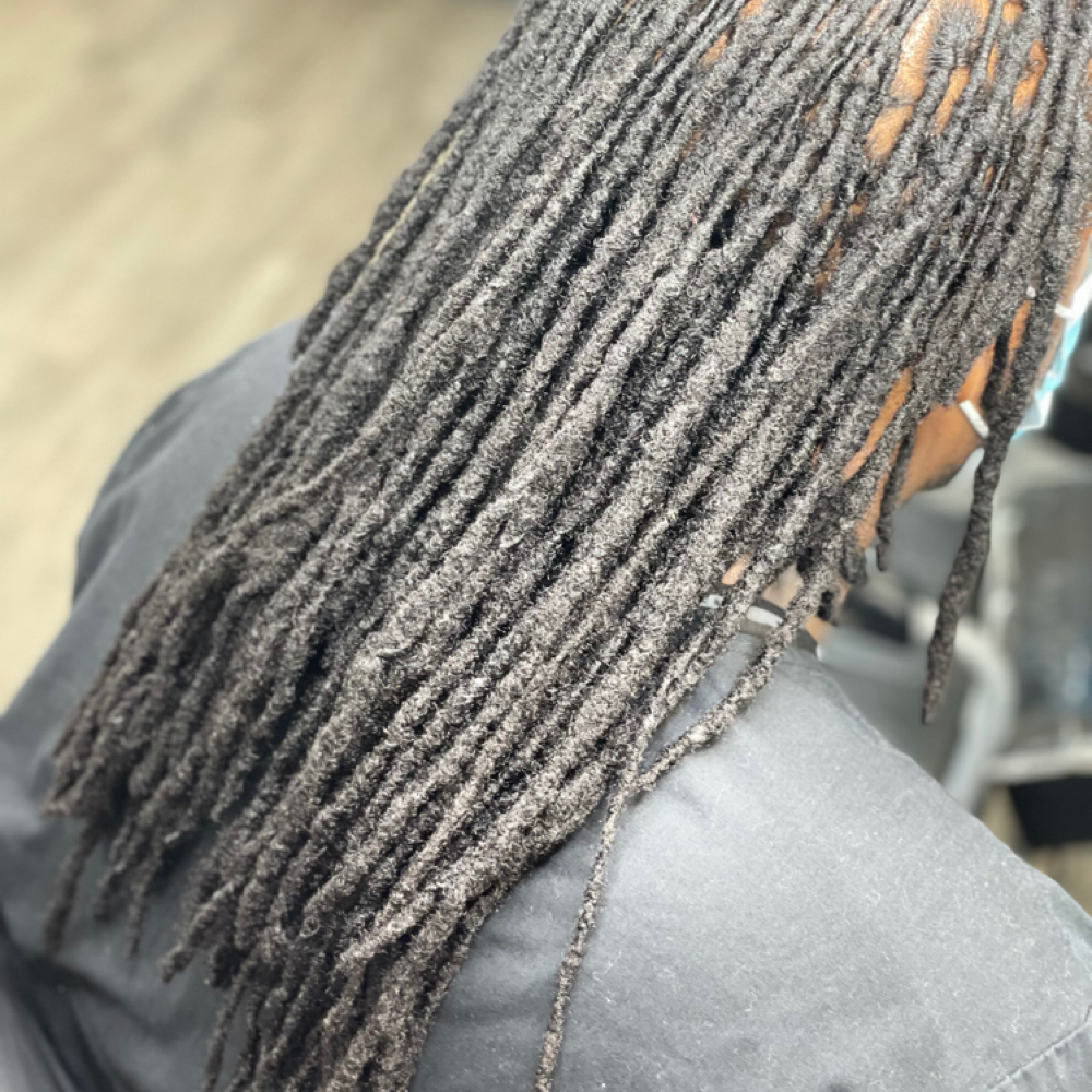 Loc Retwist Midback at Trap Headdz in Middletown, OH