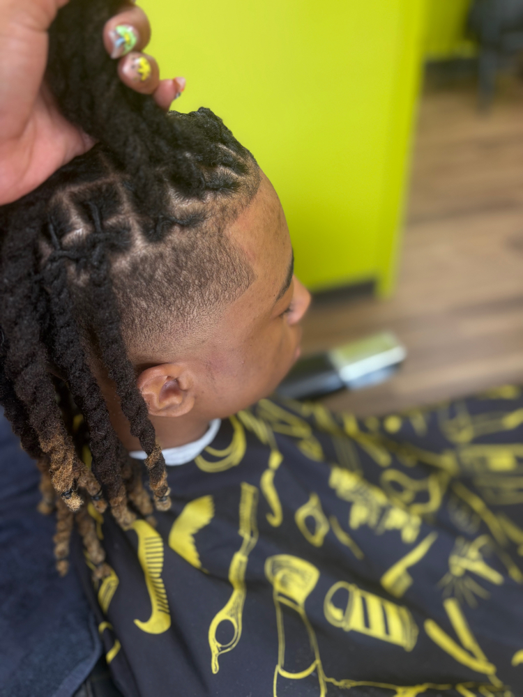 Hair Cut With Hot Towel/ Razor at LuxuryCrownsbyTre LLC in Monroeville, PA