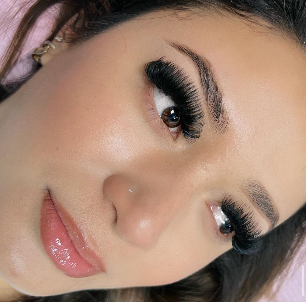 Mega Volume Lashes