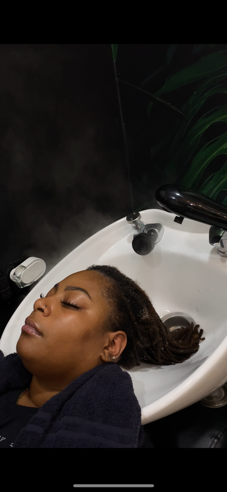 Shampoo Services at Intrinsting Styles in Addison, TX